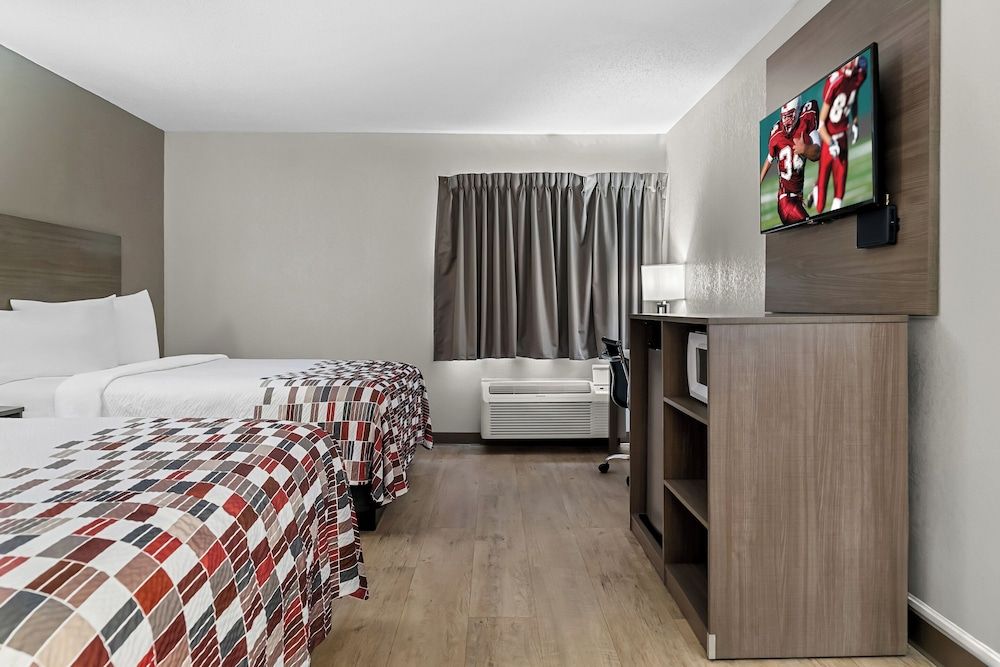 Red Roof Inn Flint Deluxe Room, 2 Queen Beds, Non Smoking 2