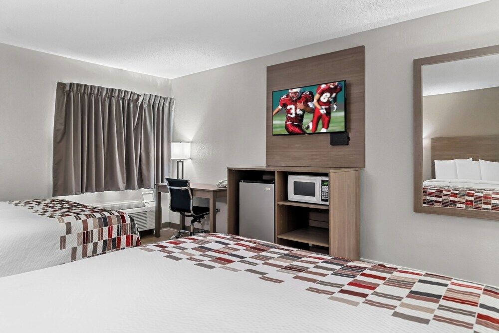 Red Roof Inn Flint Deluxe Room, 2 Queen Beds, Non Smoking 6