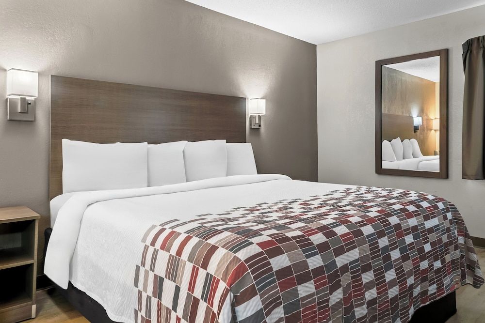 Red Roof Inn Flint Superior Room, 1 King Bed, Non Smoking 2