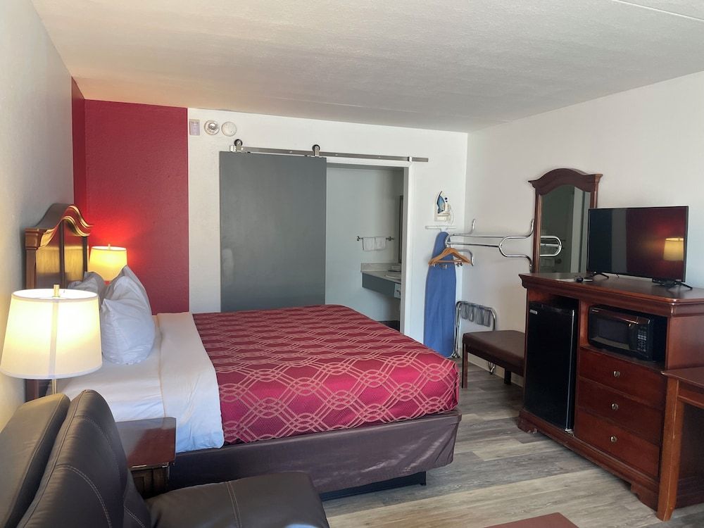 Room, 1 King Bed, Accessible, Non Smoking (Mobility, Tub w/Grab bars)