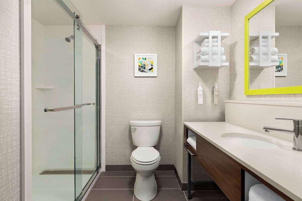 Hampton Inn & Suites Oroville Room, 1 King Bed, Refrigerator & Microwave 2