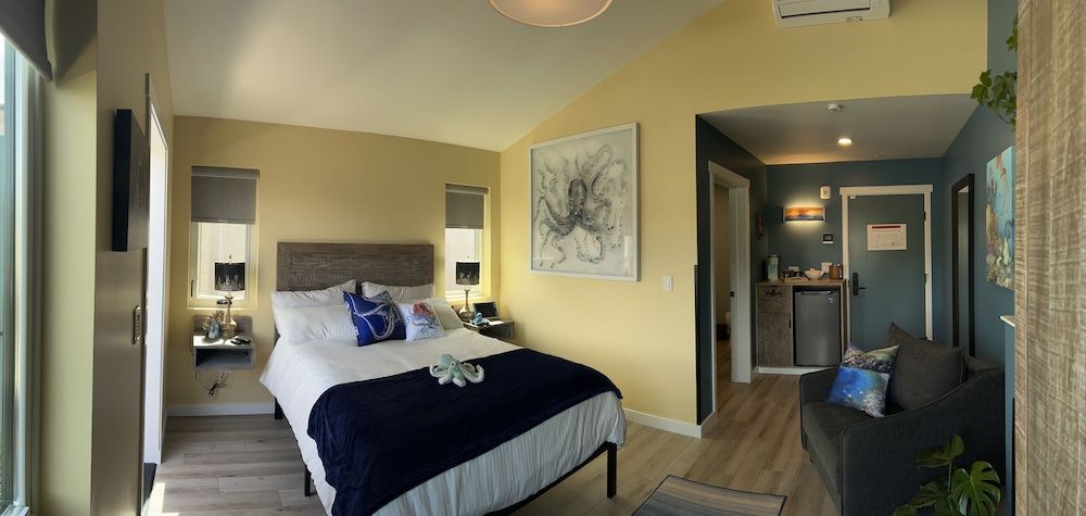 HarborWalk Inn City Room, 1 Queen Bed with Sofa bed, Fireplace, Partial Sea View 4