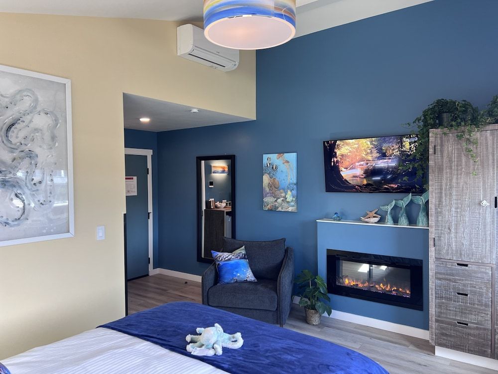 HarborWalk Inn City Room, 1 Queen Bed with Sofa bed, Fireplace, Partial Sea View 8