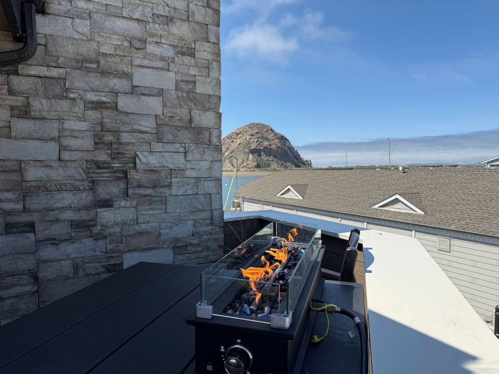 HarborWalk Inn City Room, 1 Queen Bed with Sofa bed, Fireplace, Partial Sea View 7