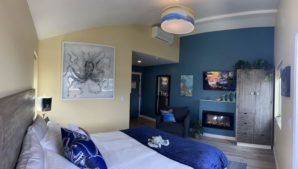 HarborWalk Inn City Room, 1 Queen Bed with Sofa bed, Fireplace, Partial Sea View 2