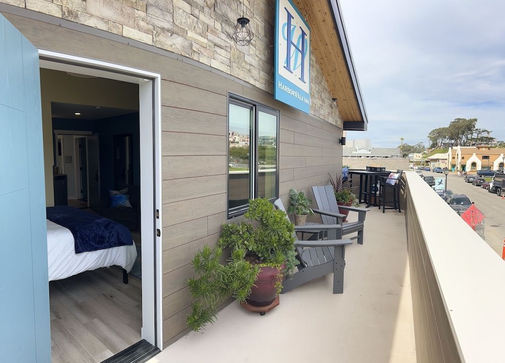 HarborWalk Inn City Room, 1 Queen Bed with Sofa bed, Fireplace, Partial Sea View 5