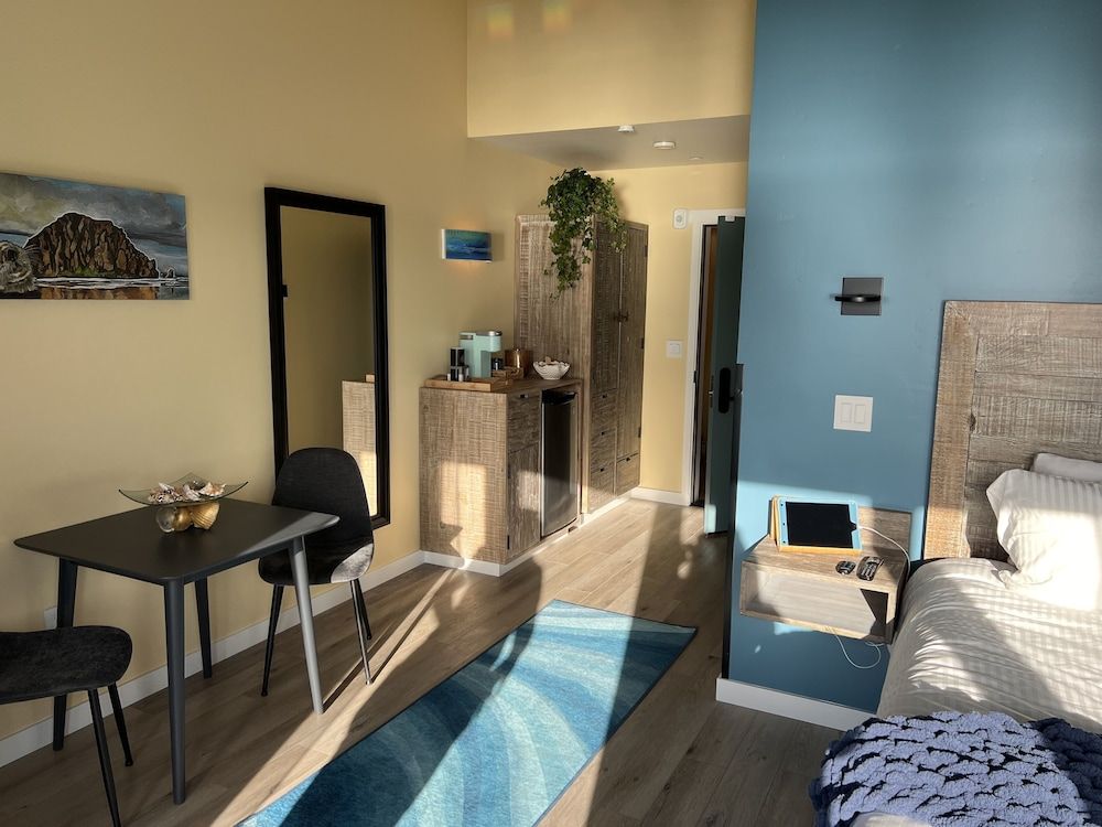 HarborWalk Inn Panoramic Room, 1 King Bed, Fireplace, Ocean View 8