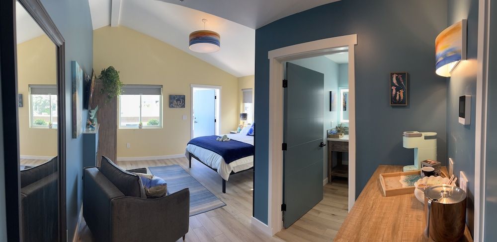 HarborWalk Inn City Room, 1 Queen Bed with Sofa bed, Fireplace, Partial Sea View 3