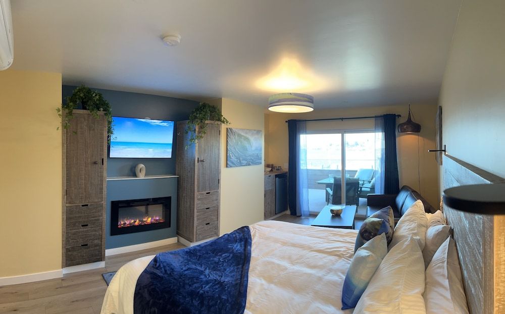 HarborWalk Inn Luxury Room, 1 King Bed with Sofa bed, Balcony, Ocean View 2