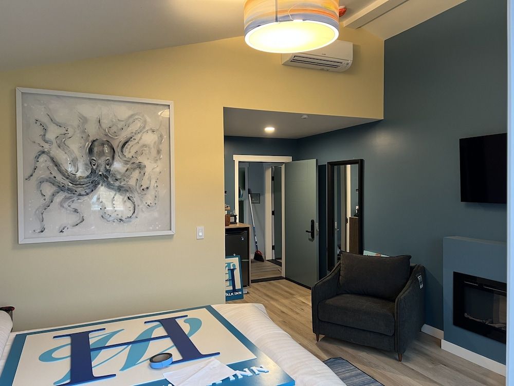 HarborWalk Inn City Room, 1 Queen Bed with Sofa bed, Fireplace, Partial Sea View