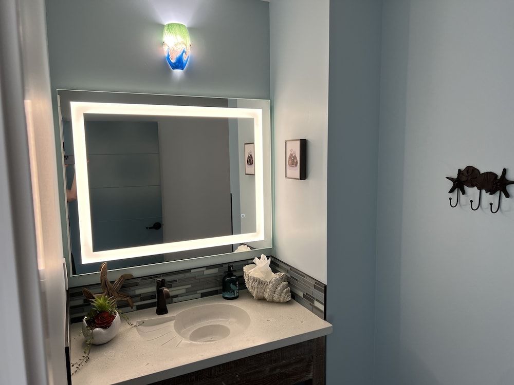 HarborWalk Inn Luxury Room, 1 King Bed with Sofa bed, Balcony, Ocean View 7