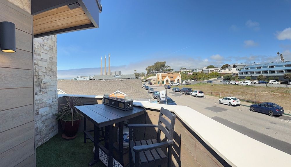 HarborWalk Inn City Room, 1 Queen Bed with Sofa bed, Fireplace, Partial Sea View 6