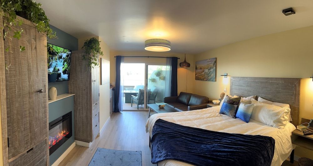 HarborWalk Inn Luxury Room, 1 King Bed with Sofa bed, Balcony, Ocean View