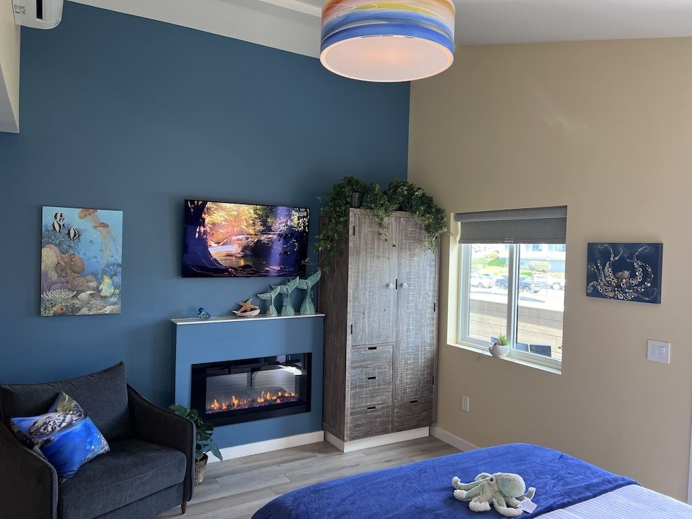 HarborWalk Inn City Room, 1 Queen Bed with Sofa bed, Fireplace, Partial Sea View 9