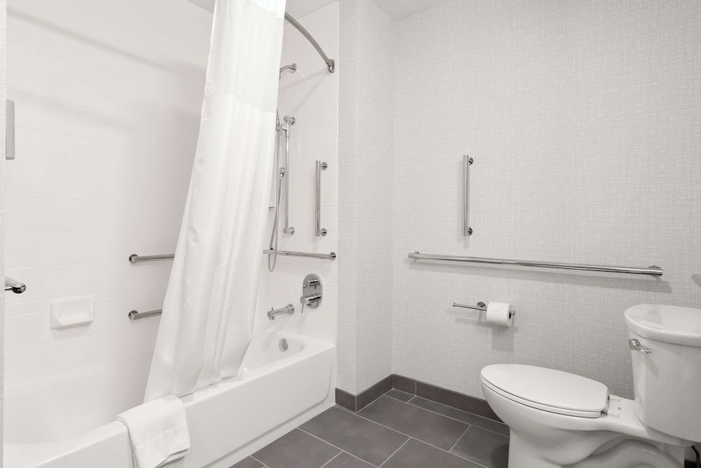 Hampton Inn & Suites Chicago Medical District UIC Room, 1 King Bed, Accessible, Bathtub 8