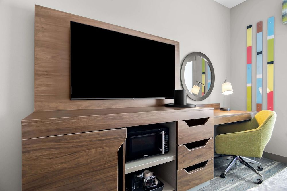 Hampton Inn & Suites Chicago Medical District UIC Room, 1 King Bed, Accessible, Bathtub 9