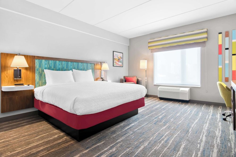 Hampton Inn & Suites Chicago Medical District UIC Room, 1 King Bed, Accessible, Bathtub 6