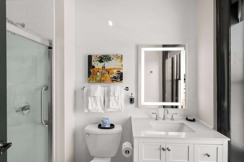 Tygart Hotel, Ascend Hotel Collection Standard Room, 1 King Bed, Non Smoking 6