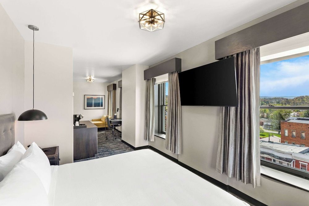 Tygart Hotel, Ascend Hotel Collection Suite, 1 King Bed, Non Smoking 2