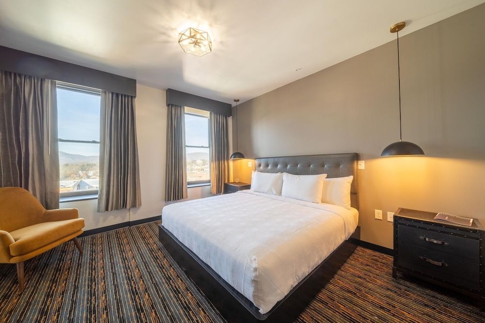 Tygart Hotel, Ascend Hotel Collection Standard Room, 1 King Bed, Non Smoking