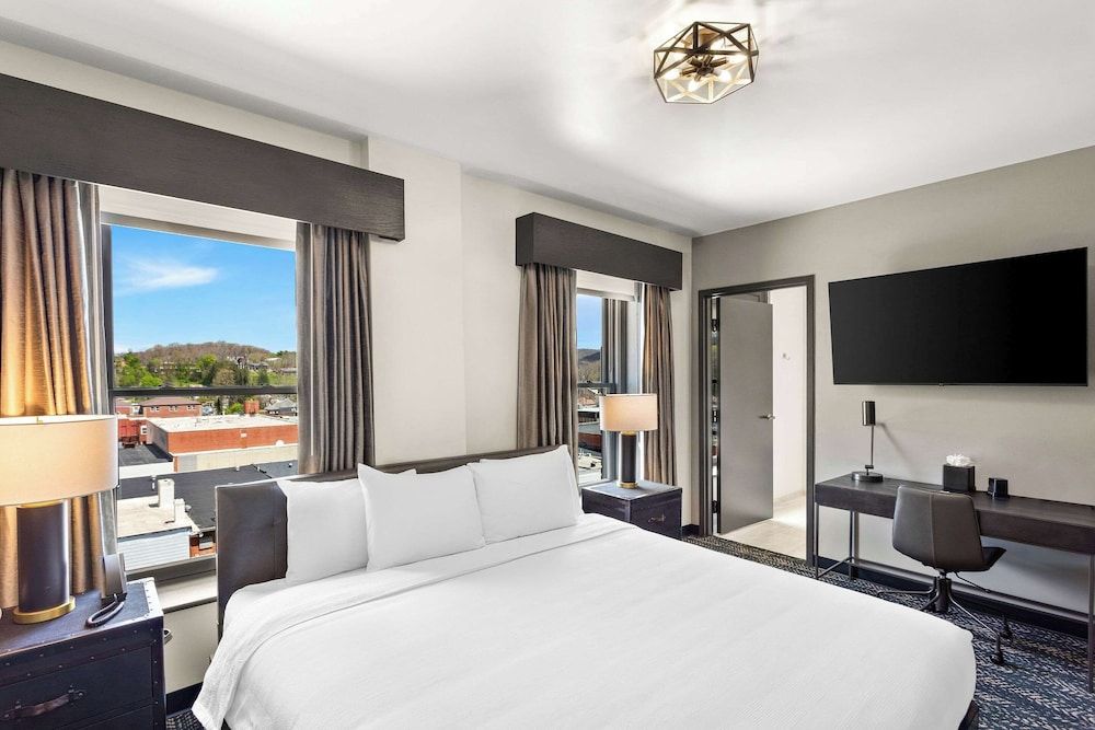 Tygart Hotel, Ascend Hotel Collection Standard Room, 1 King Bed, Non Smoking 2