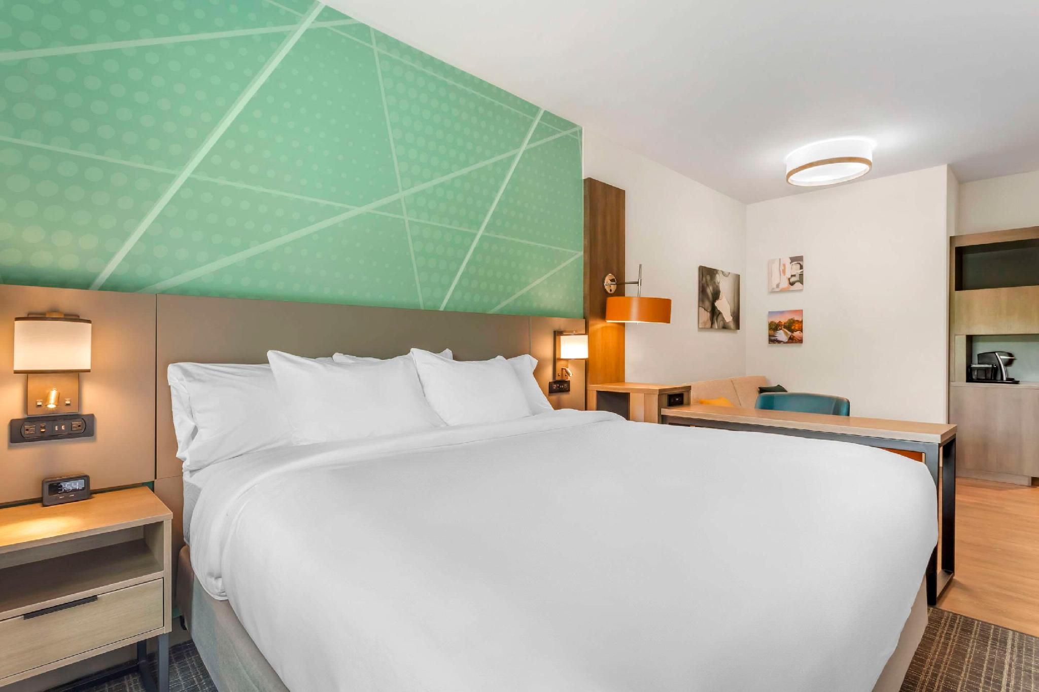 1 King Bed, Suite, Non Smoking