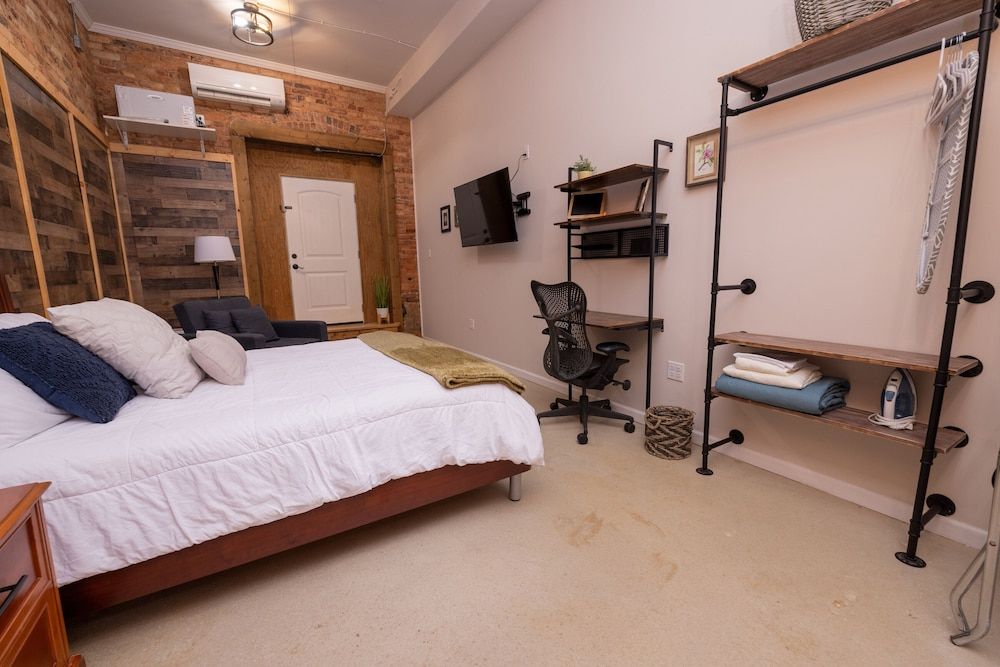 Hartwell Suites - Suite 5