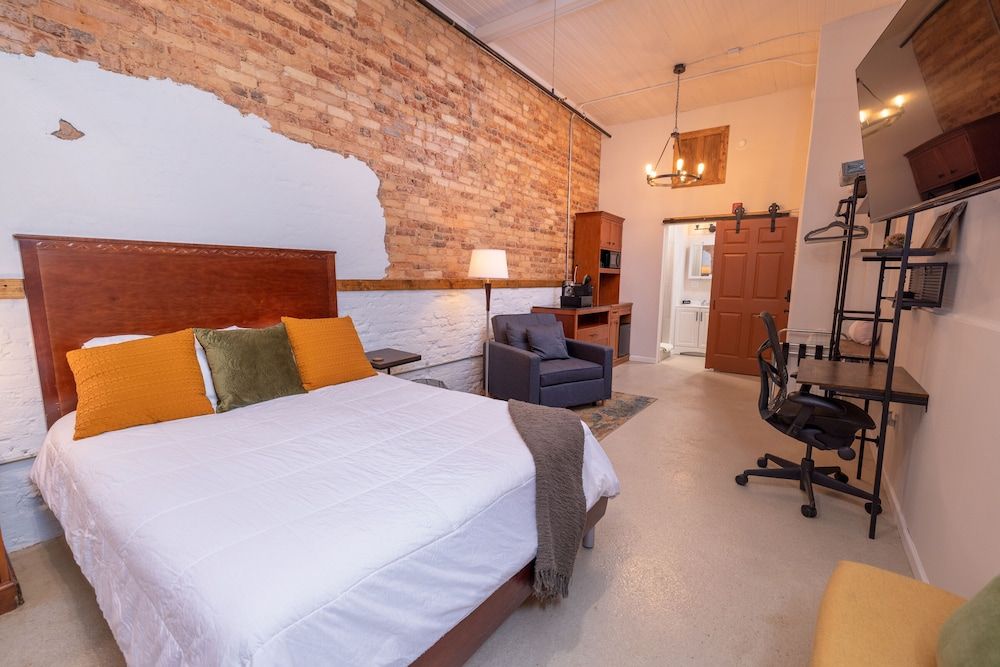 Hartwell Suites - Suite 6