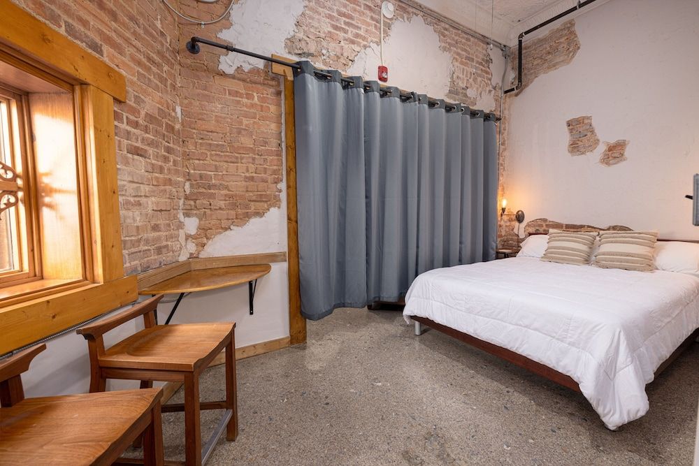 Hartwell Suites - Suite 2
