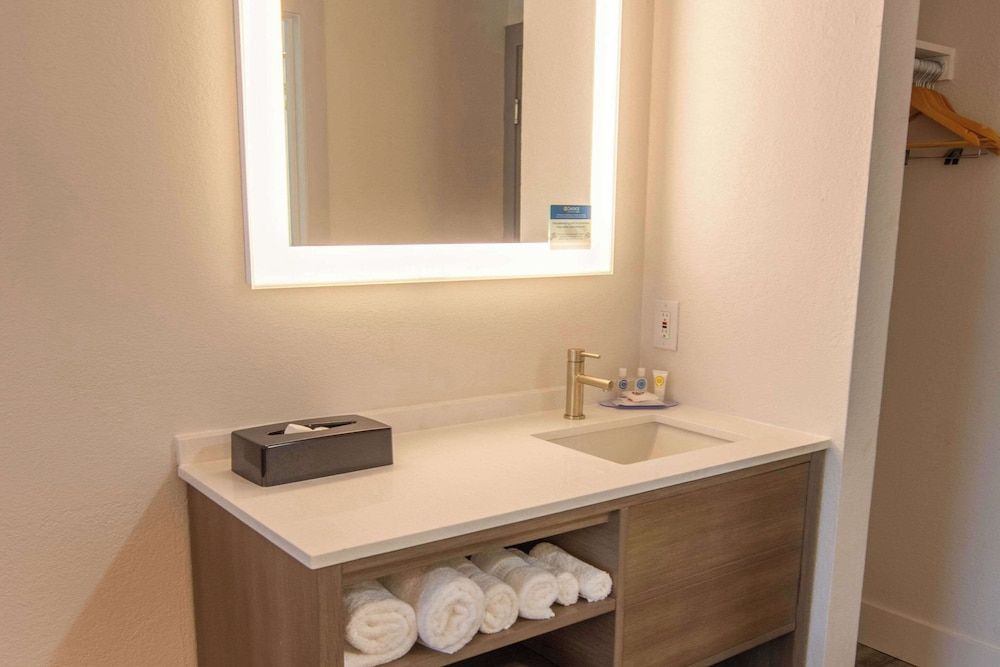 Comfort Inn Battle Mountain - Midway Between Elko and Winnemucca Standard Room, 1 King Bed, Non Smoking 9