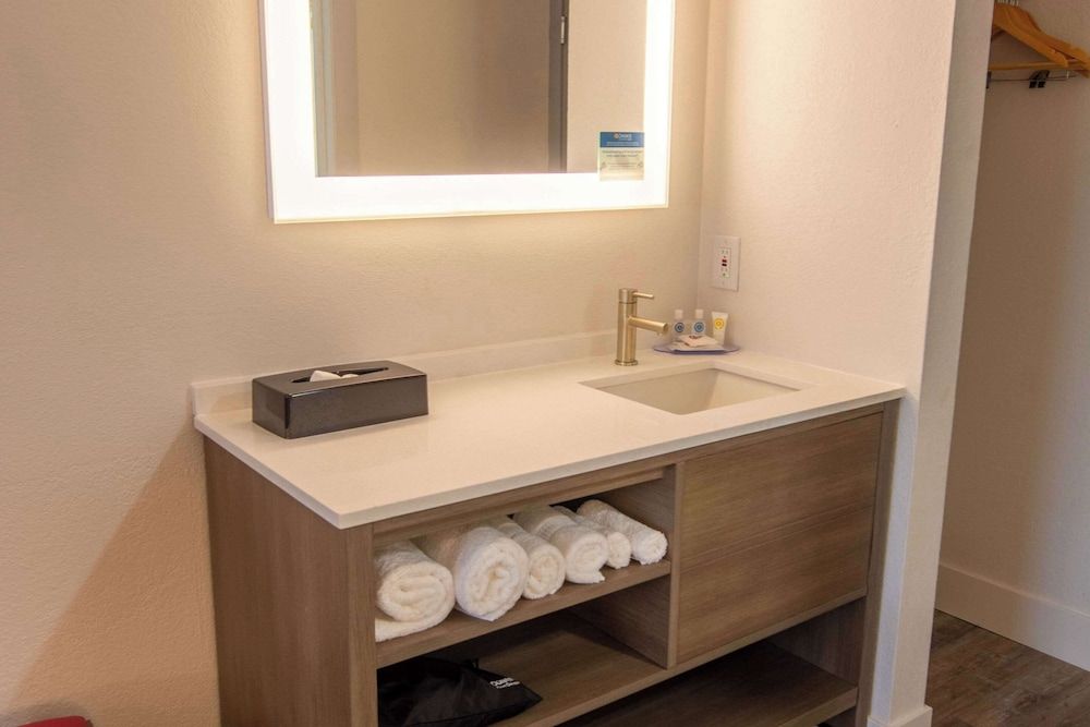 Comfort Inn Battle Mountain - Midway Between Elko and Winnemucca Standard Room, 2 Queen Beds, Non Smoking 7