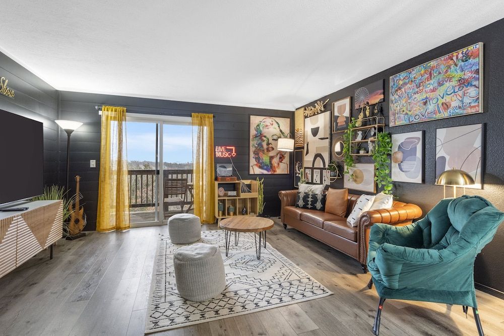 Condo, Multiple Beds, Balcony, Mountain View (Marilyn’s Modern Hideaway)