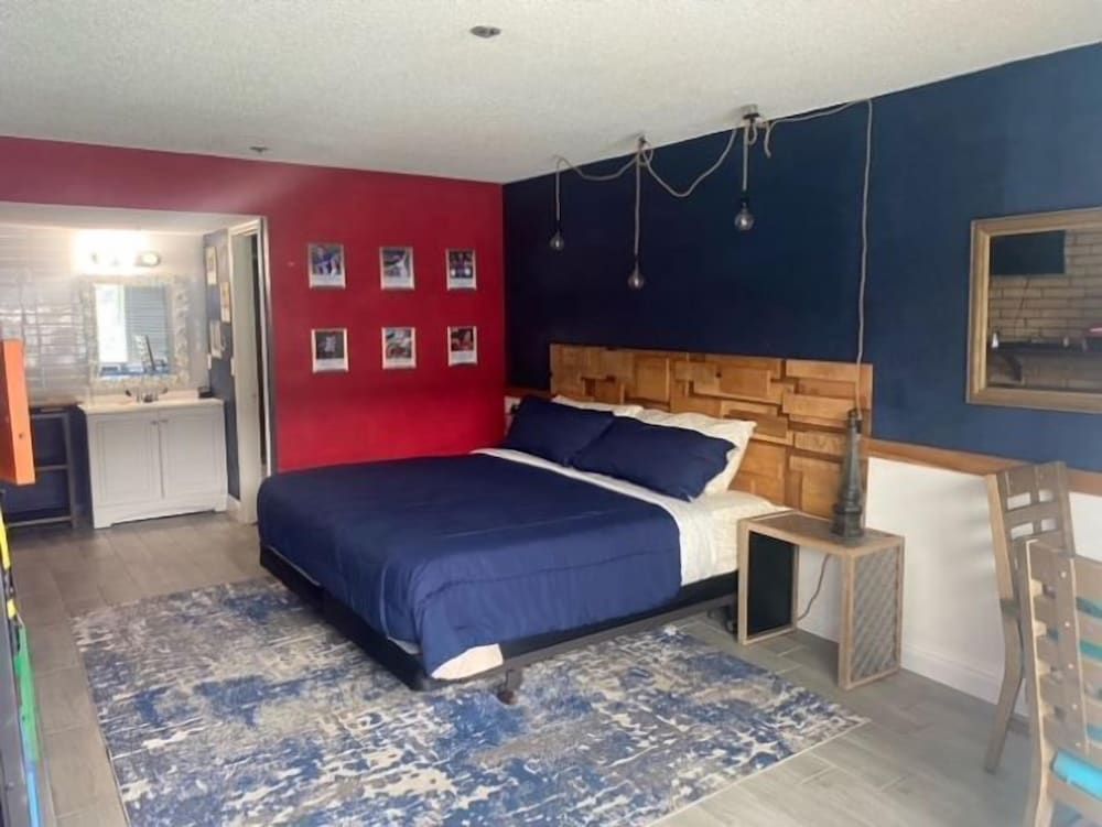 Design Room, 1 King Bed