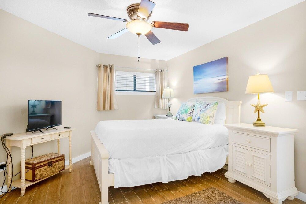 Condo, 1 Queen Bed with Sofa bed (Aquavista 304W)