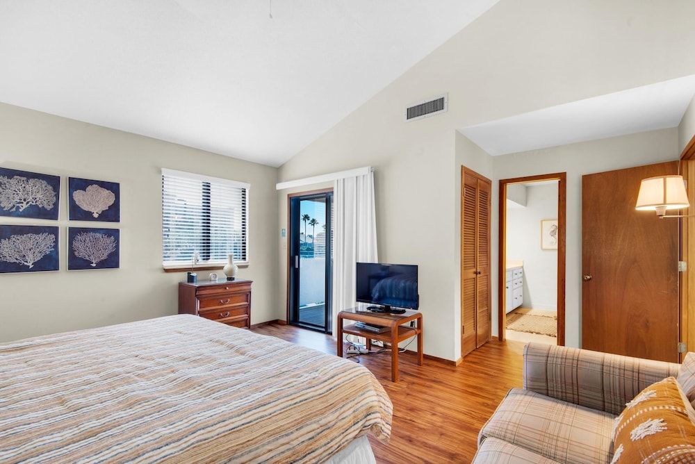 Townhome, Multiple Beds (Shoreline Towers Townhouse 4-4)