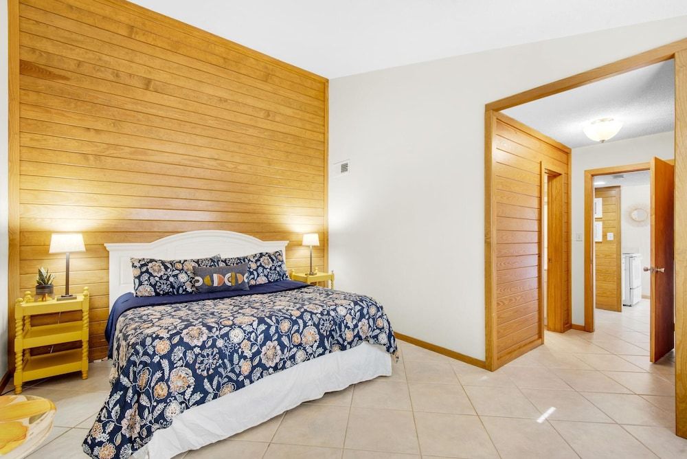 Townhome, Multiple Beds (Shoreline Towers Townhouse 4-4)