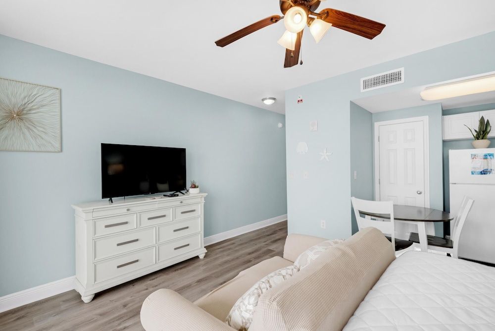 Studio, 1 King Bed (Majestic Beach Towers 1-609)