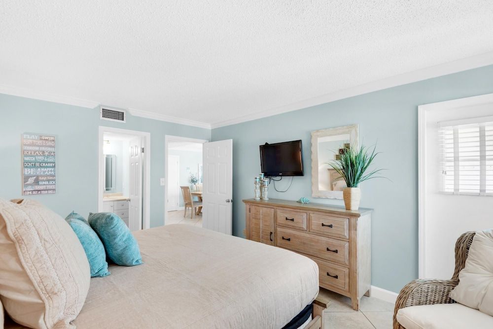 Condo, 1 King Bed with Sofa bed (Holiday Surf and Racquet Club 711)