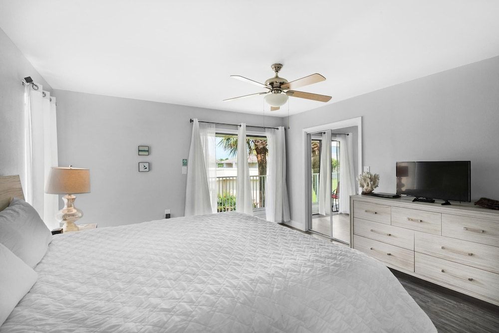 Townhome, Multiple Beds (Summerhouse Townhomes #6- Blue Pearl)