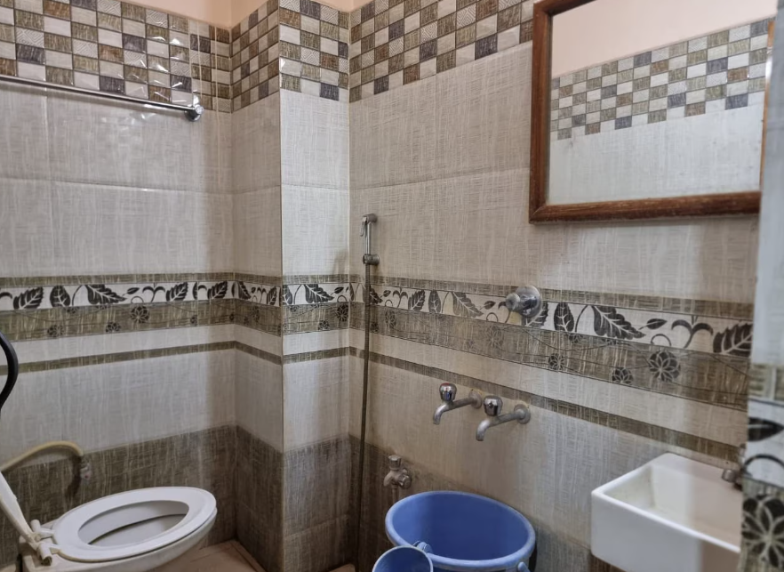 SreeVenkata Hotel Vaishnavi Inn Deluxe Room 5