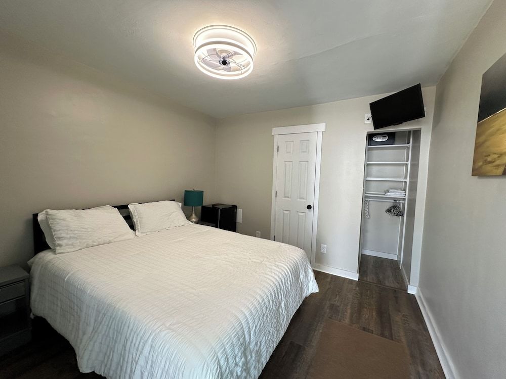 Classic Single Room, 1 Queen Bed, Private Bathroom, Courtyard View