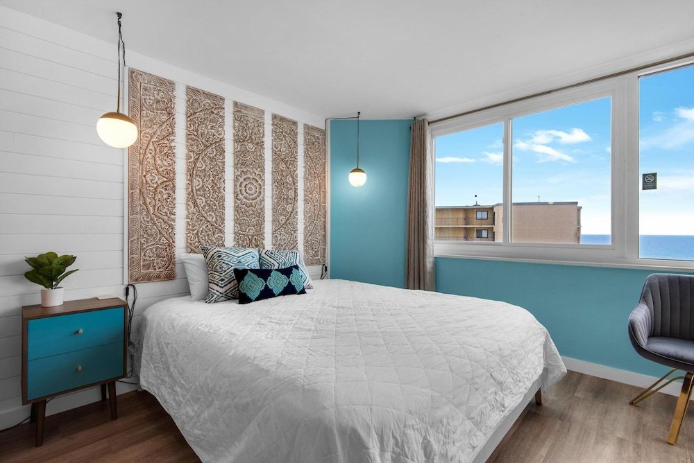 Studio, 1 King Bed with Sofa bed (Top of the Gulf 713)