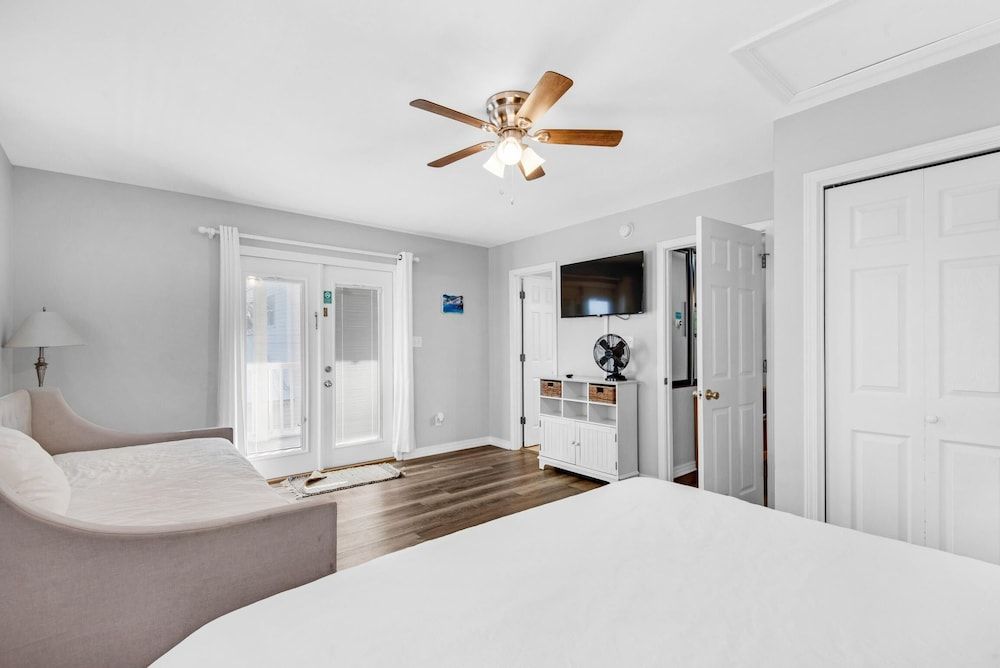 House, Multiple Beds (Beach House of Stress Relief)