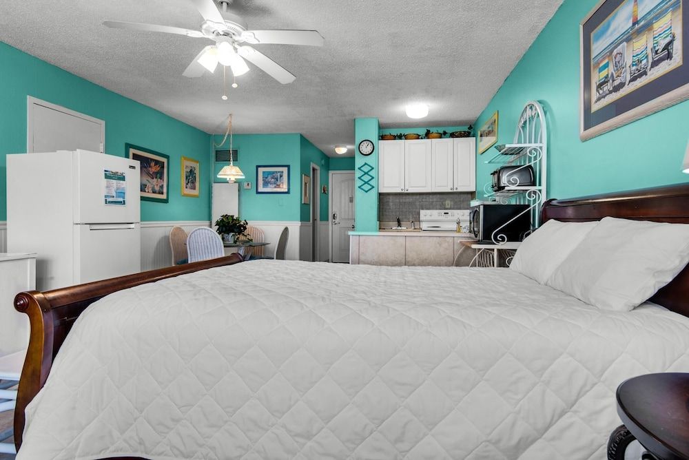 Studio, 1 Queen Bed with Sofa bed (Top of the Gulf 210)
