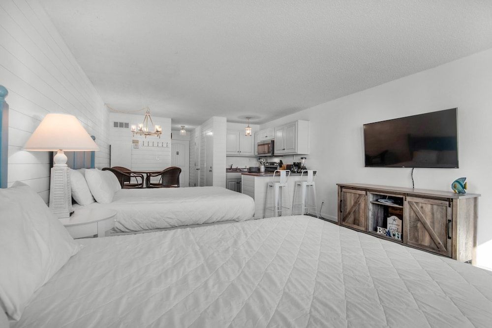 Studio, 2 Queen Beds (Top of the Gulf 807)