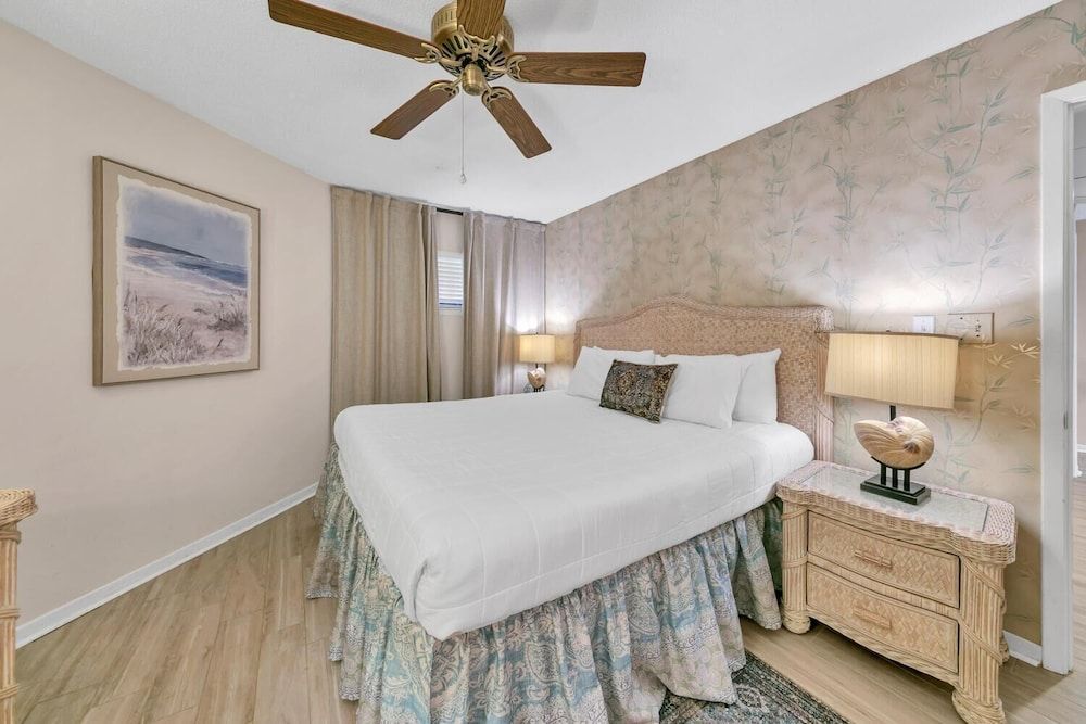 Condo, 1 King Bed with Sofa bed (Aquavista 504W)