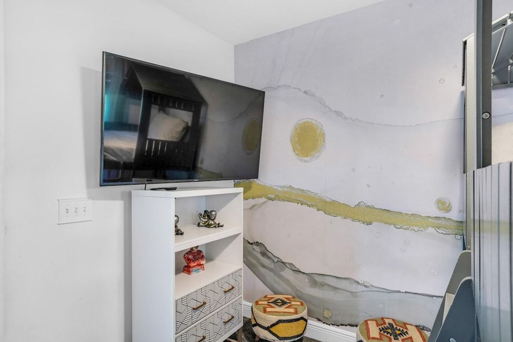 House, Multiple Beds (Sea La Vie on PCB)