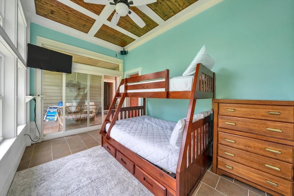 House, Multiple Beds (Drift Away)