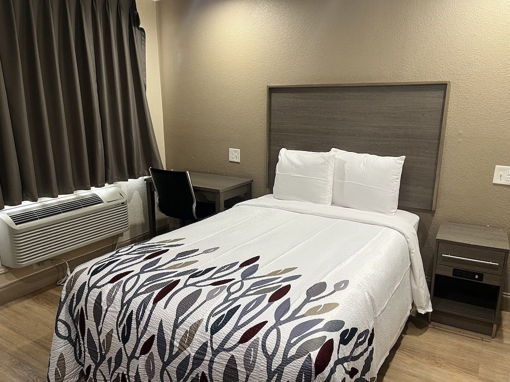 Red Roof Inn Haltom City Standard Room, 1 Double Bed, Accessible, Non Smoking