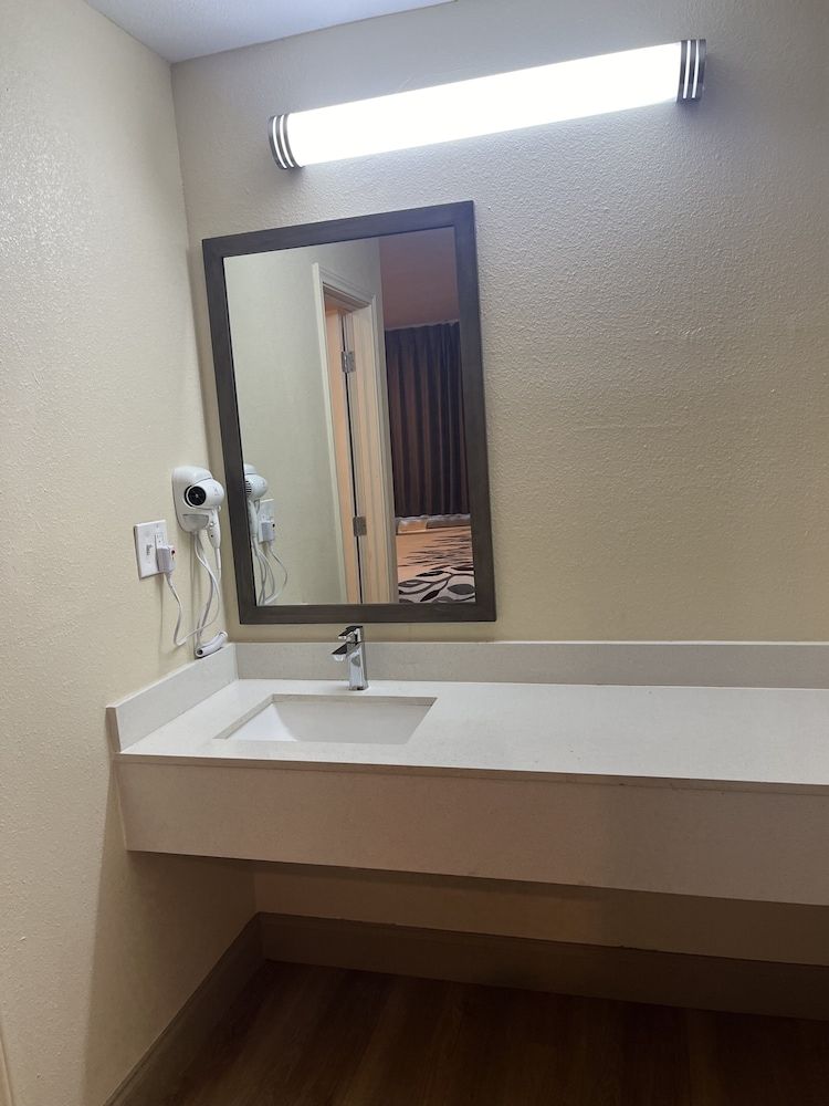 Red Roof Inn Haltom City Standard Room, 1 King Bed, Non Smoking 3